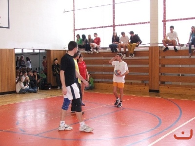 Sportovní klání žáků proti učitelům