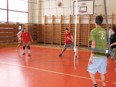Sportovní klání žáků proti učitelům