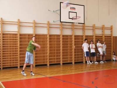 Sportovní klání žáků proti učitelům