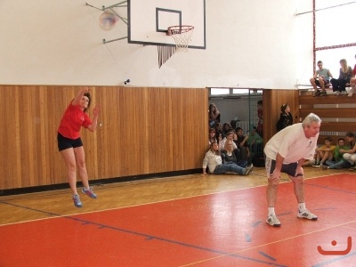 Sportovní klání žáků proti učitelům