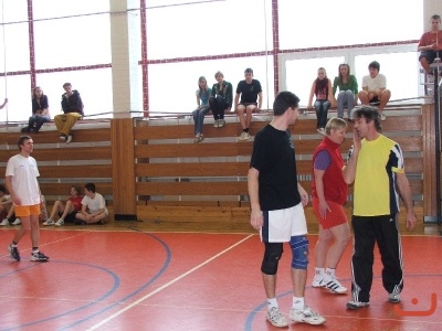 Sportovní klání žáků proti učitelům