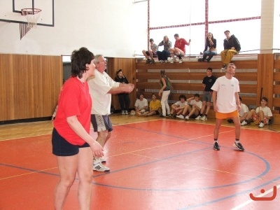 Sportovní klání žáků proti učitelům