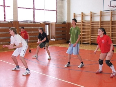 Sportovní klání žáků proti učitelům