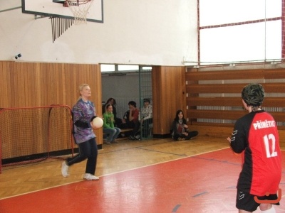 Sportovní klání žáků proti učitelům