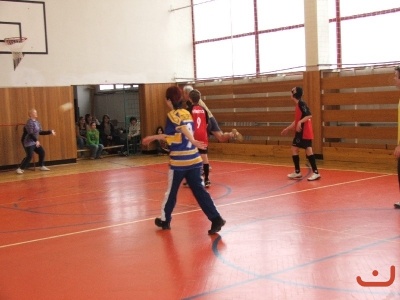 Sportovní klání žáků proti učitelům