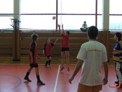 Sportovní klání žáků proti učitelům