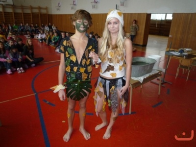 Listopadová soutěž pořádaná 8.B - Oblek  z listí
