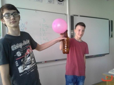 Chemie v rukou deváťáků