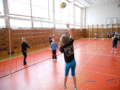 Turnaj v žlutém minivolejbalu