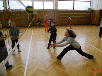 Turnaj v žlutém minivolejbalu