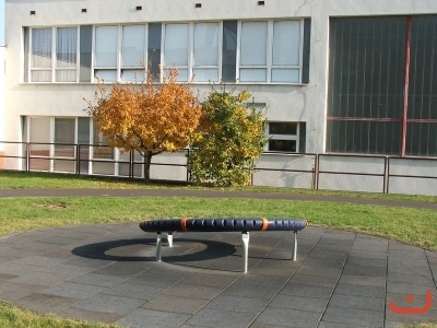 Exteriér a okolí školy