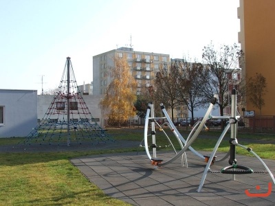 Exteriér a okolí školy