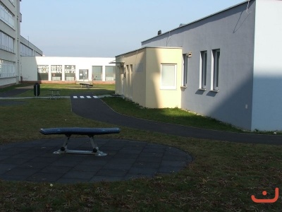 Exteriér a okolí školy