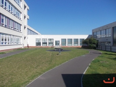 Exteriér a okolí školy