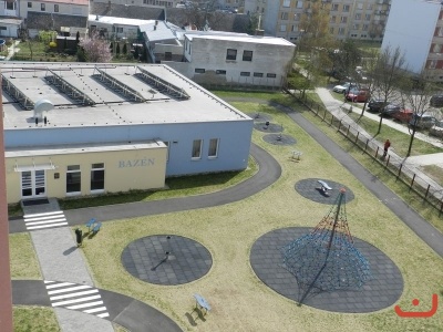 Exteriér a okolí školy