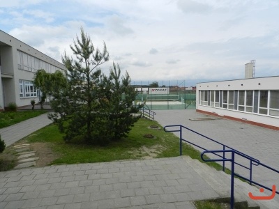 Exteriér a okolí školy