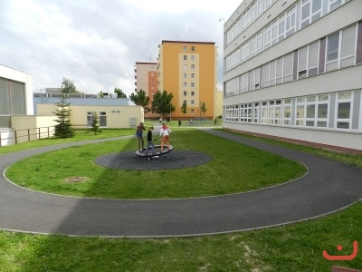 Exteriér a okolí školy