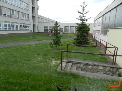 Exteriér a okolí školy
