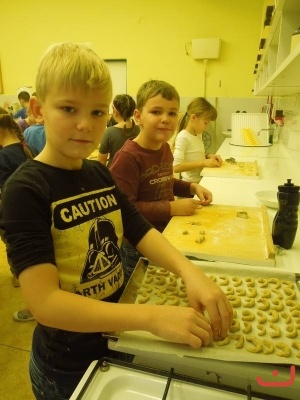 Pečení cukroví 2.A, 2.B