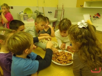 Pečení cukroví 2.A, 2.B