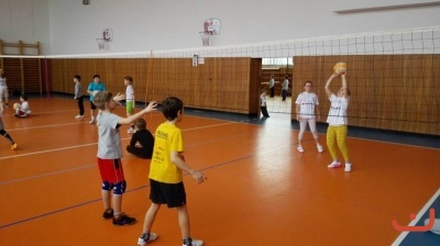 OP v oranžovém minivolejbalu