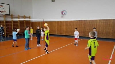 OP v oranžovém minivolejbalu