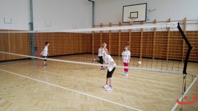 OP v oranžovém minivolejbalu