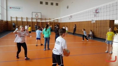 OP v oranžovém minivolejbalu