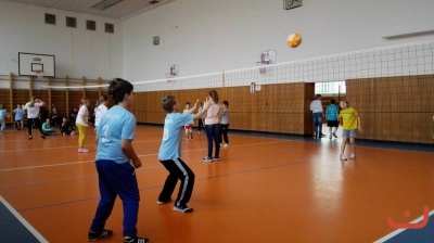 OP v oranžovém minivolejbalu