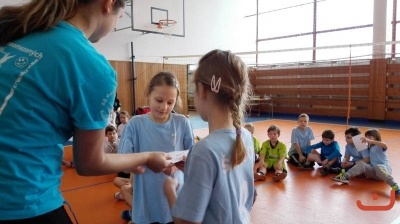 OP v oranžovém minivolejbalu