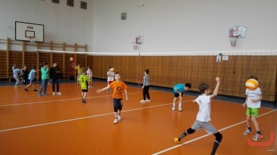 OP v oranžovém minivolejbalu