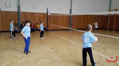 OP v oranžovém minivolejbalu