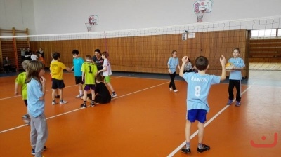 OP v oranžovém minivolejbalu