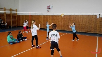 OP v oranžovém minivolejbalu