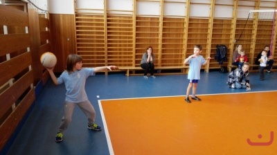 OP v oranžovém minivolejbalu