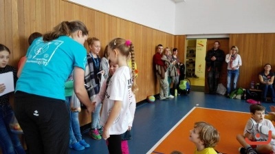 OP v oranžovém minivolejbalu