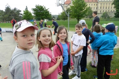 Louka sportuje