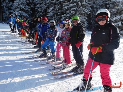 Mladí lyžaři v Orlických horách